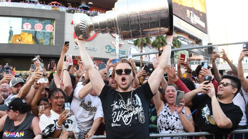 The Golden Knights' William Karlsson hoists the Stanley Cup during a victory parade on the Las Vegas Strip. (Candice Ward/Getty Images)